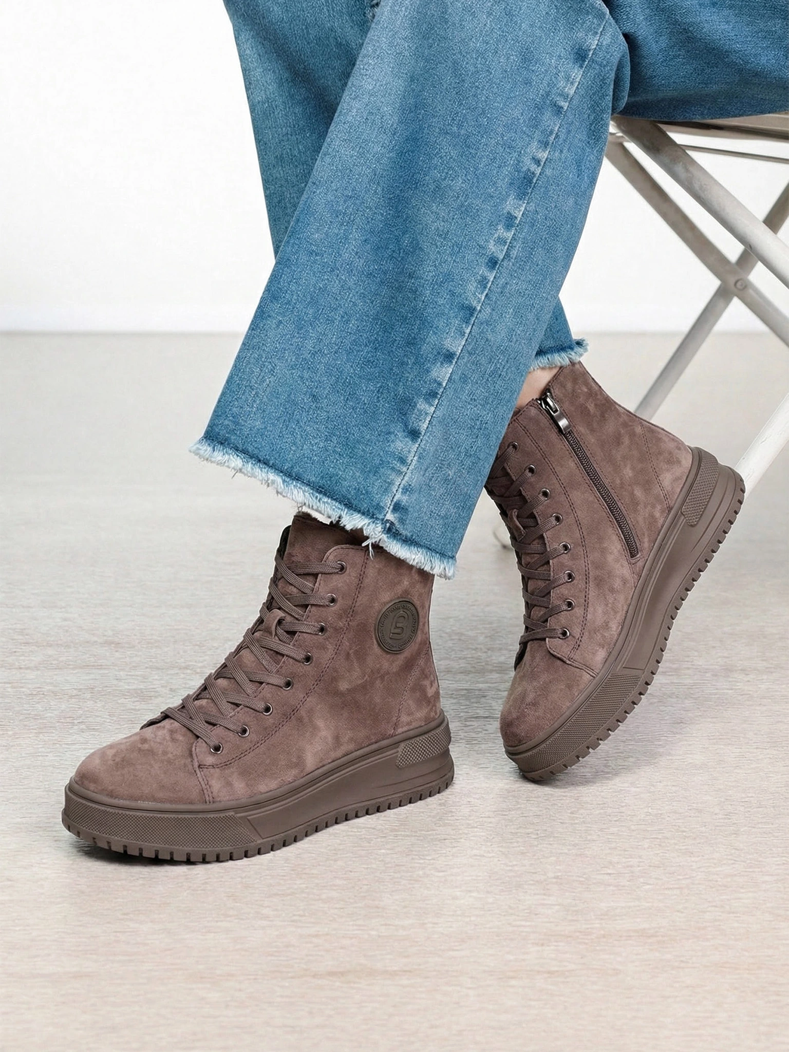 Ботинки коричневого цвета на средней платформе